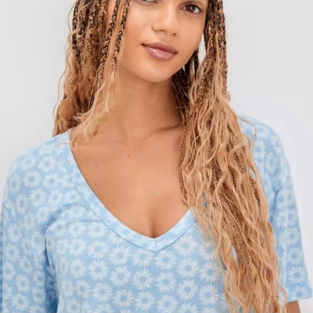 AE Woman’s Oversized V-neck T-shirt Large